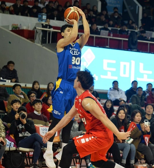 4쿼터 말미 3점슛을 잇달아 성공시키며 팀 승리를 이끈 장민국. /사진=KBL 제공