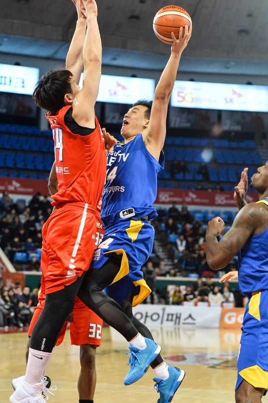 꾸준한 활약을 펼치며 팀 승리에 힘을 보탠 김동욱. /사진=KBL 제공