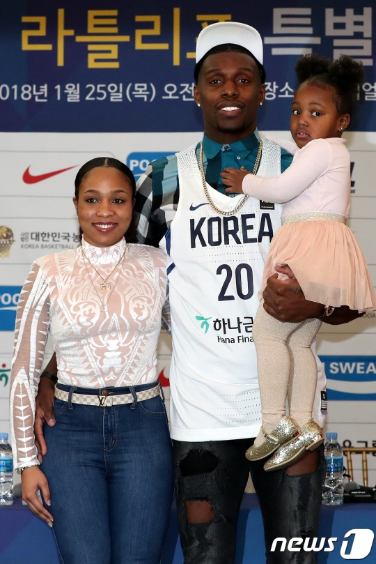한국 국적을 취득한 프로농구 서울 삼성 리카르도 라틀리프가 25일 오전 서울 강남구 임피리얼 팰리스 호텔에서 열린 특별 귀화 기자회견에서 가족과 포즈를 취하고 있다. /사진=뉴스1