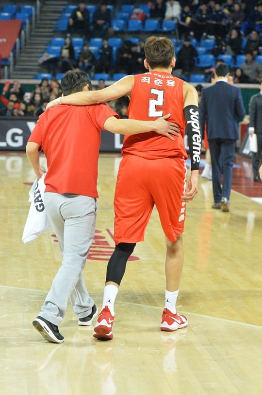 왼쪽 무릎 부상을 당한 최준용. /사진=KBL 제공