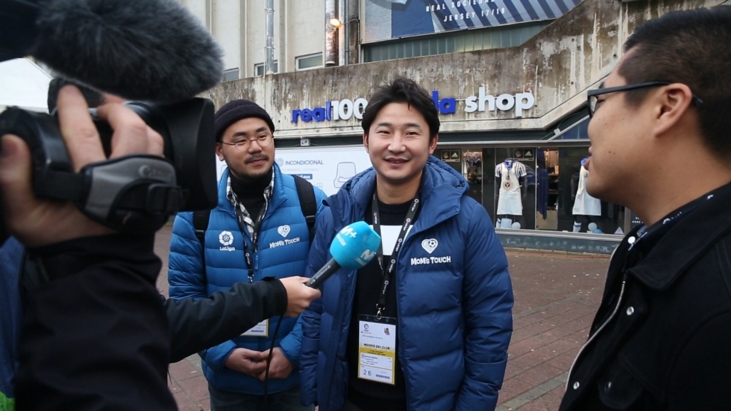 현지 언론과 인터뷰를 갖고 있는 이천수 /사진=근본투어 제공