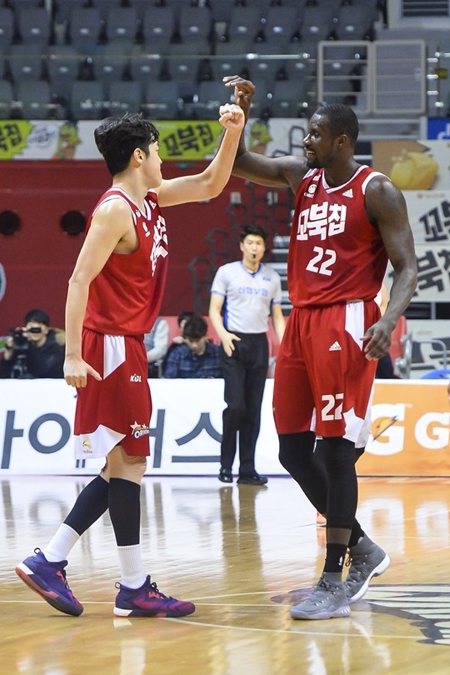 안팎에서 활약하며 팀 승리를 이끈 허일영과 버논 맥클린. /사진=KBL 제공