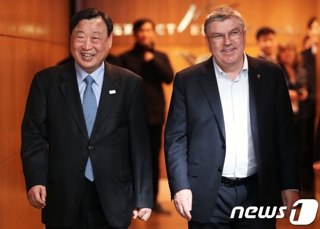 이희범 평창동계올림픽 조직위원장과 토마스 바흐 IOC 위원장. /사진=뉴스1