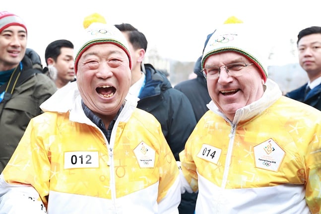 성화봉송에 나선 이희범 평창 동계올림픽 조직위원장과 토마스 바흐 IOC 위원장. /사진=조직위 제공