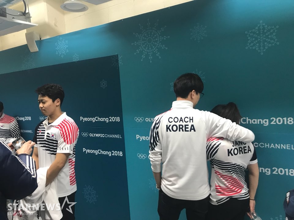 울음을 터뜨린 장혜지를 장반석 감독이 위로하고 있다(오른쪽). /사진=스타뉴스