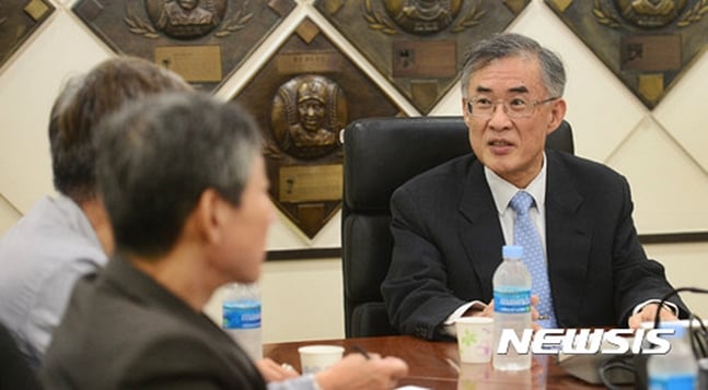 최원현 상벌위원장(오른쪽) /사진=뉴시스