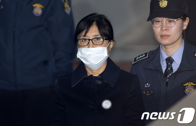 법정으로 향하는 최순실씨./사진=뉴스1