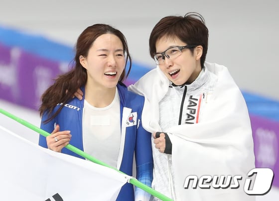 레이스를 마치고 고다이라 나오(오른쪽)와 웃고 있는 이상화(왼쪽) /사진=뉴스1