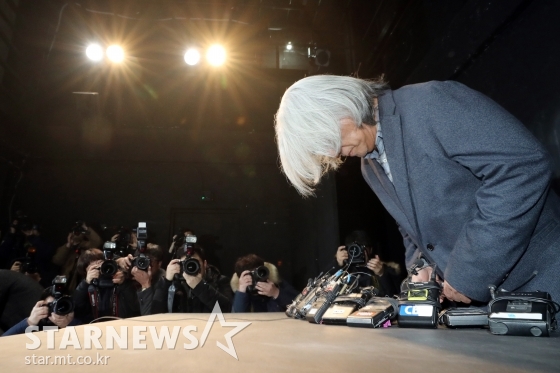 기자회견에 나선 연극연출가 이윤택 / 사진=이기범 기자