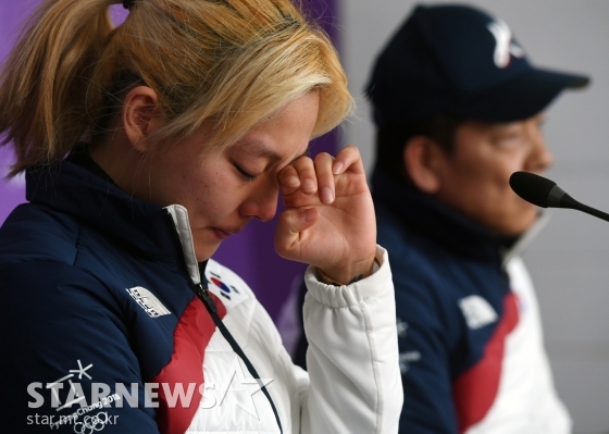 기자회견에 나선 김보름 선수와 백철기 감독 / 사진=스타뉴스