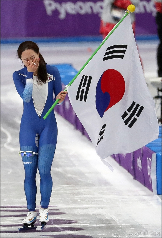 눈물을 펑펑 흘리는 이상화 /사진=김창현 기자