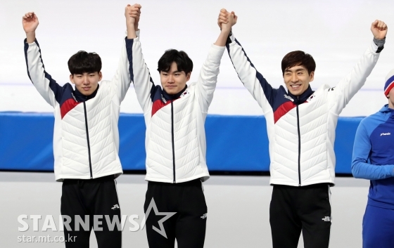 스피드스케이팅 남자 팀추월 정재원, 김민석, 이승훈이 21일 오후 강원도 강릉 오발 경기장에서 열린 결승에서 은메달을 획득한 뒤 시상대에 올라 기뻐하고 있다. /사진=김창현 기자