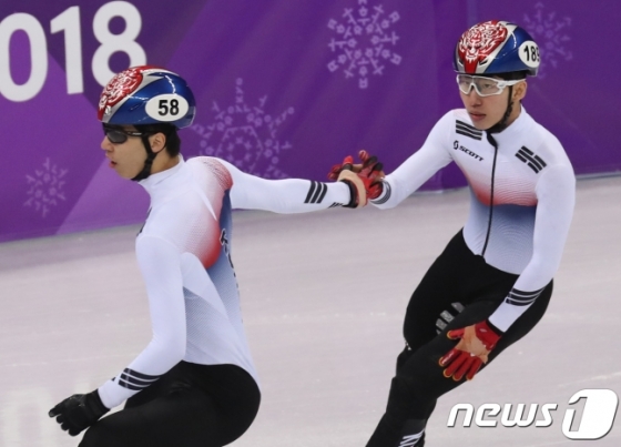 쇼트트랙 남자 500m에서 은메달과 동메달을 따낸 황대헌과 임효준. /사진=뉴스1