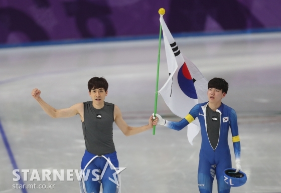 24일 강릉 오벌 경기장에서 열린 2018 평창동계올림픽 스피드스케이팅 남자 매스스타트에서 네덜란드 스벤 크라머가 1위로 결승선을 통과한 이승훈을 축하고 있다. /사진=김창현 기자