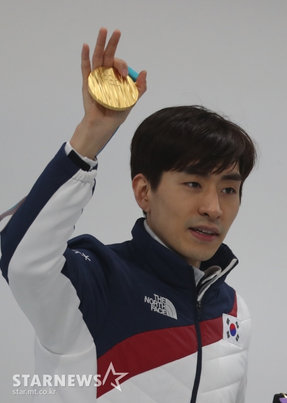 24일 강릉 오벌 경기장에서 열린 2018 평창동계올림픽 스피드스케이팅 남자 매스스타트에서 1위로 결승선을 통과한 이승훈이 금메달을 들고 관중들에게 인사하고 있다. /사진=김창현 기자