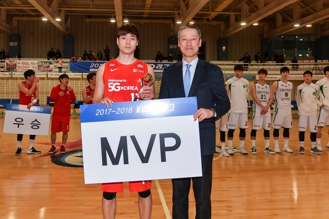 D리그 MVP로 뽑힌 김동욱(왼쪽) /사진=KBL 제공