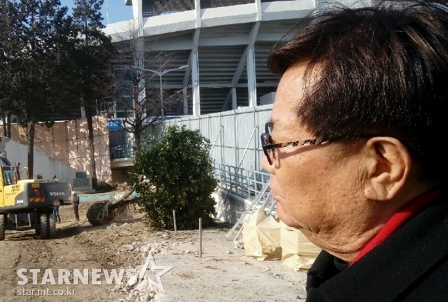 철거를 마친 구덕야구장을 돌아보고 옛추억에 울컥해진 김소식 위원.