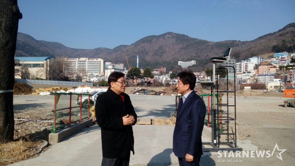 구덕야구장 철거현장서 라이벌 경남고출신의 후배 지인을 만나 담소중인 김소식위원. 철거를 마친 야구장 자리가 휑하다.