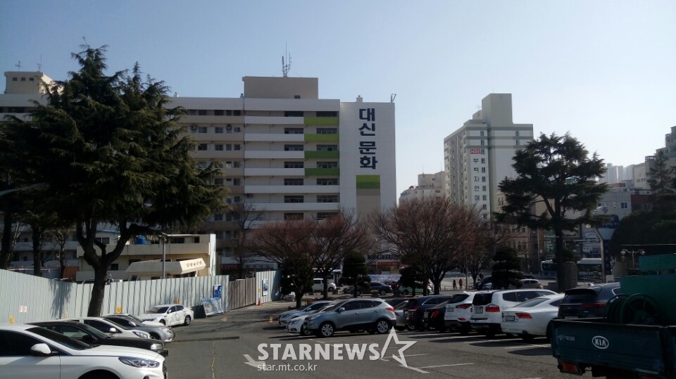 구덕야구장을 마주한 아파트 모습. 경기가 열릴때면 아파트 복도가 빼곡하도록 관전열기가 높았다고.