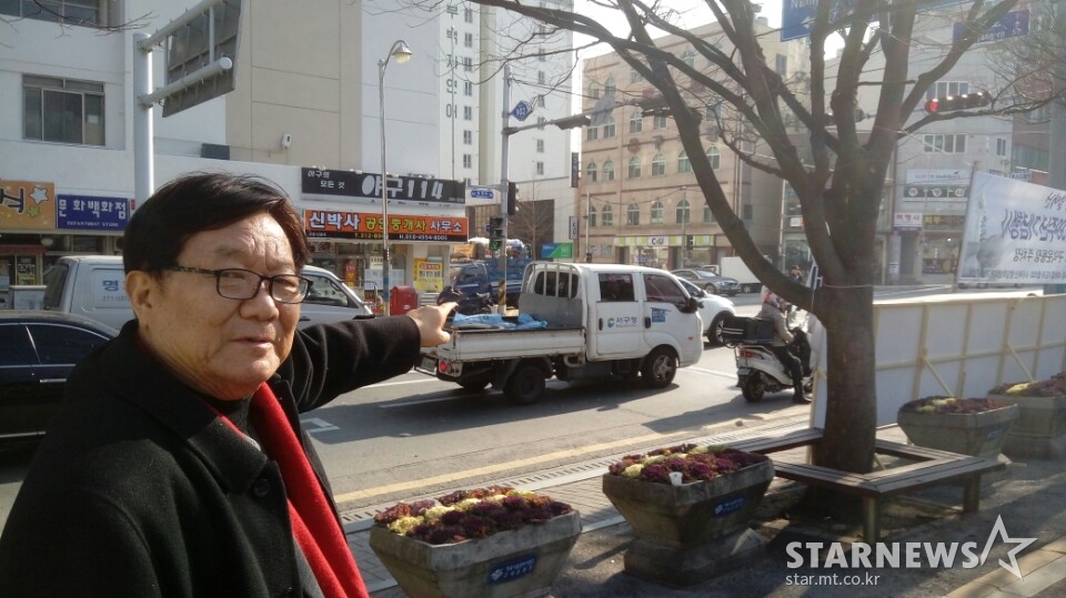경기전 야구장비를 맡겼던 중국집이 있었던 자리를 가리키는 김소식위원.
