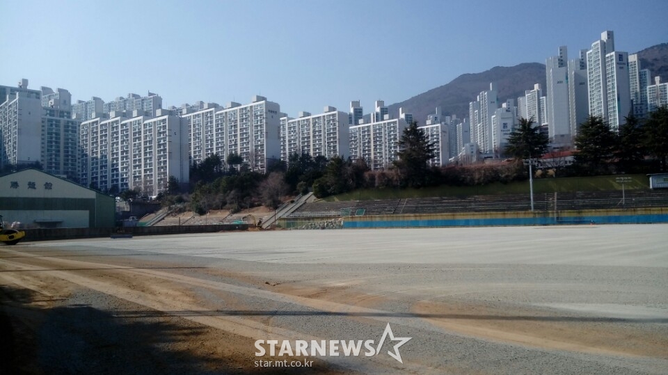 평탄화작업중인 개성고 야구장 모습.