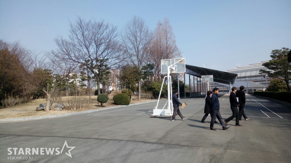 아마전용야구장이 들어설 부지 모습. 뒷편 오른쪽으로 보이는 건물이 실내체육관이다.