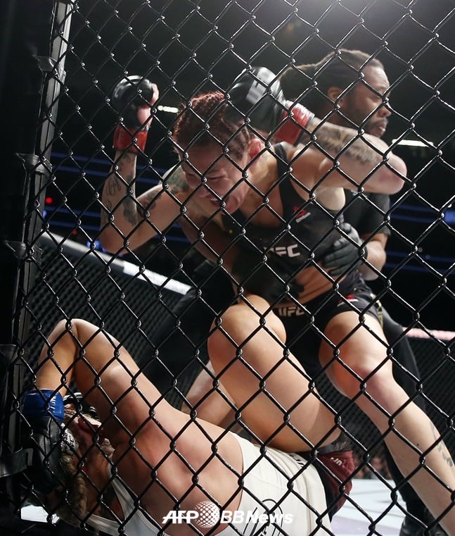UFC 여성 페더급 타이틀 2차 방어에 성공한 크리스 사이보그. /AFPBBNews=뉴스1