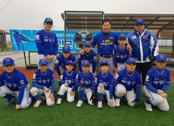 이만수 전 감독과 태안군 리틀 야구단 선수들 /사진=헐크파운데이션 제공