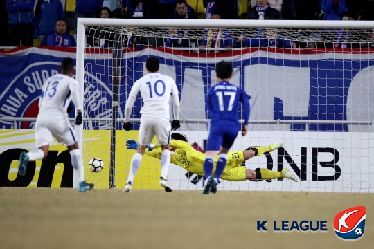 노동건이 페널티킥을 허용하는 모습 /사진=한국프로축구연맹 제공