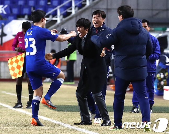 수원 서정원 감독(왼쪽에서 두 번째)이 이기제의 선제골이 터지자 환호하고 있다 /사진=뉴스1