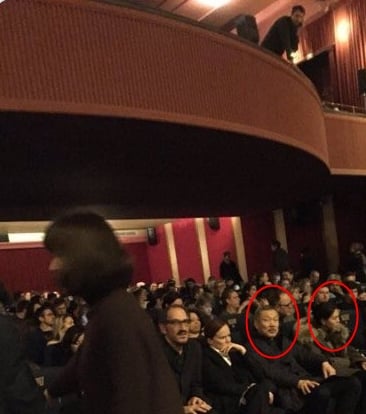 홍상수 감독과 김민희가 올해 베를린국제영화제 '풀잎들' 시사회에 나란히 앉아있는 모습/사진출처=SNS