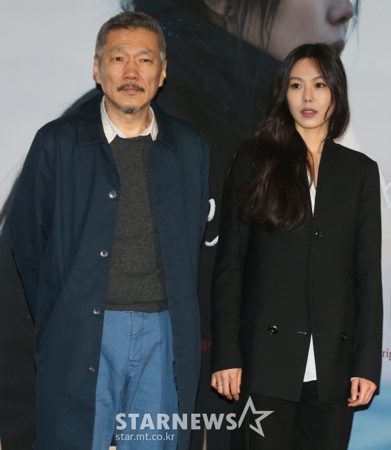 지난해 3월 13일 서울 롯데시네마 건대입구에서 열린 영화 '밤의 해변에서 혼자' 언론시사회에 참석한 홍상수 감독과 김민희 / 사진=스타뉴스