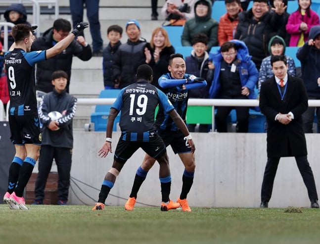 문선민이 관제탑 세리머니를 하고 있다 /사진=한국프로축구연맹 제공