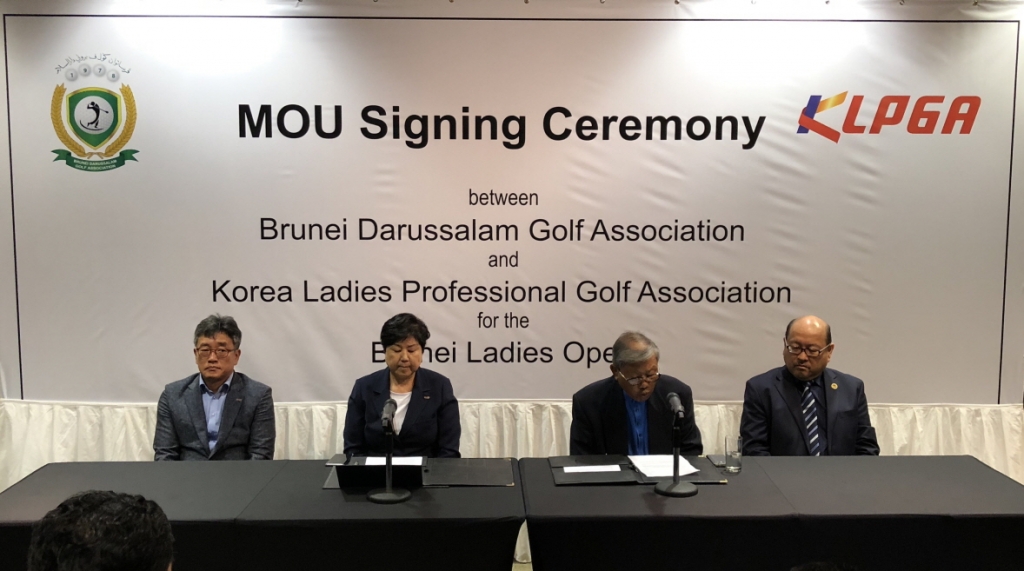 지난 1월 브루나이 레이디스 오픈 개최 협약식에 참석한 KLPGA 강춘자 수석부회장(가운데), BDGA 펜기란 다토 무스타파 회장./사진=KLPGA