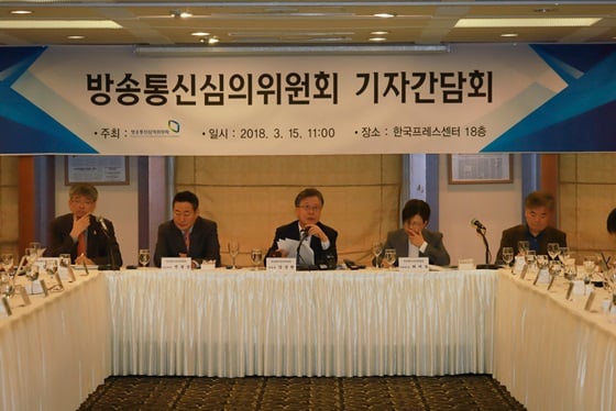 심영섭 위원, 전광삼 상임위원, 강상현 위원장, 허미숙 부위원장, 박상수 위원(사진 왼쪽부터)/사진제공=방송통신심의위원회