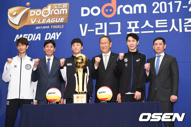왼쪽부터 삼성화재 류윤식, 신진식 감독, 대한항공 곽승석, 박기원 감독, 현대캐피탈 박주형, 최태웅 감독.