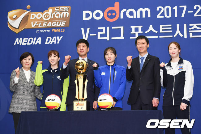 왼쪽부터 현대건설 이도희 감독, 황민경, 도로공사 김종민 감독, 문정원, IBK기업은행 이정철 감독, 고예림.