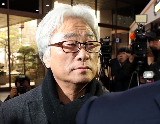 18일 2번째 경찰 소환조사를 위해 출석한 이윤택 전 연희단거리패 예술감독 / 사진=홍봉진 기자