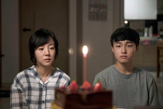 영화 '당신의 부탁'의 임수정, 윤찬영(사진 오른쪽)/사진제공=CGV 아트하우스
