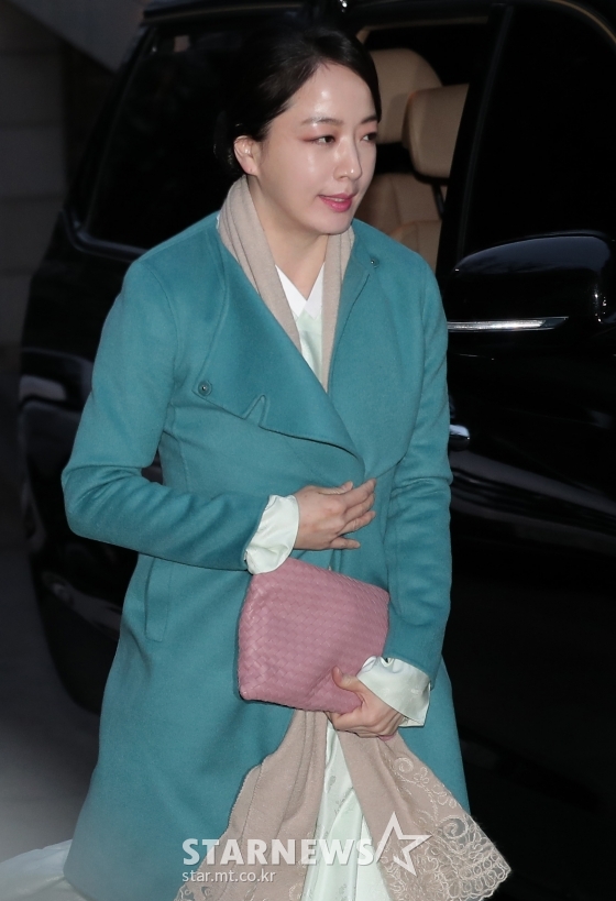 노현정 전 아나운서가 고(故) 아산 정주영 현대그룹 명예회장의 17주기 제사에 참석하기 위해 20일 오후 서울 한남동 정몽구 현대자동차그룹 회장 자택으로 들어서고 있다. / 사진=김창현 기자