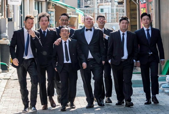 (왼쪽부터 Tyler Dash White, 채경선, 조수원, 하박, 조준우, 최기섭, 이경섭, 최진영/ Tyler Dash White는 옹알스의 미국 진출을 위하여 차인표가 직접 캐스팅한 미국 배우)