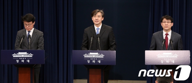 왼쪽부터 진성준 정무기획비서관, 조 민정수석, 김형연 법무비서관./사진=뉴스1