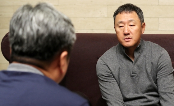 지난 27일 두산과의 첫경기를 앞두고 인터뷰에 나선 롯데 조원우 감독./ 잠실 롯데호텔= 김창현 기자