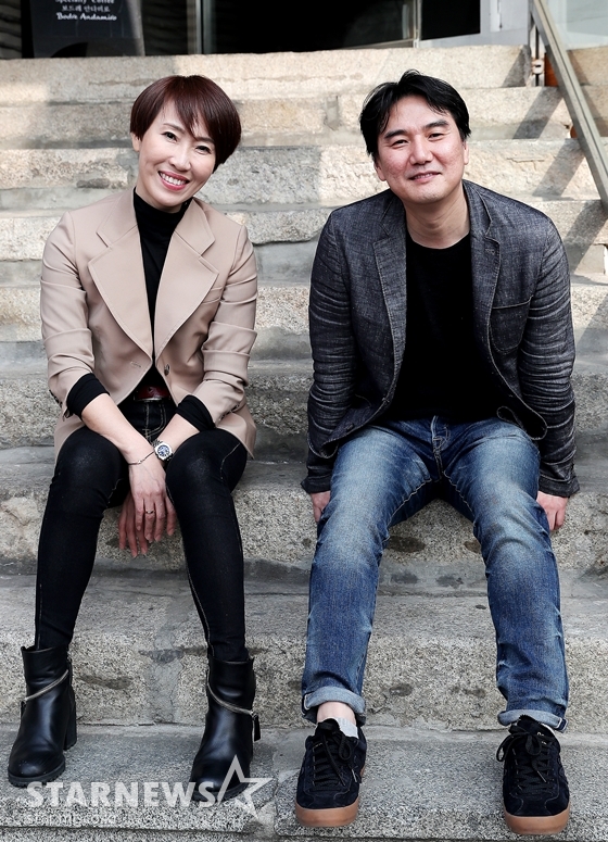 정유정 작가(사진 왼쪽)와 추창민 감독/사진=김창현 기자