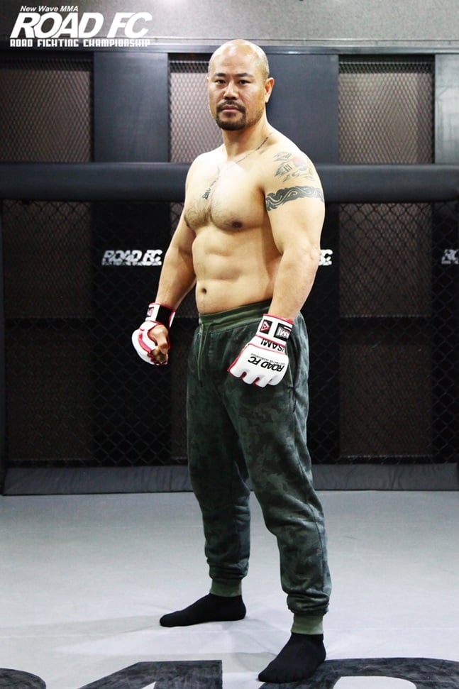 ROAD FC와 선수 계약을 체결한 배우 금광산. /사진=ROAD FC 제공
