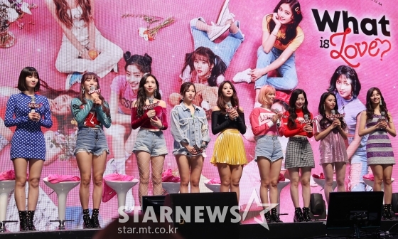 걸그룹 트와이스가 9일 오후 서울 광진구 예스24라이브홀에서 진행된 다섯 번 째 미니앨범'What is Love&' 발매 기념 쇼케이스에서 질의응답을 하고 있다. / 사진=김휘선 기자
