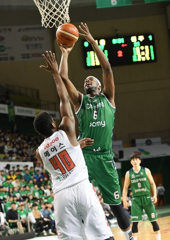 골밑을 지배하며 팀 승리를 이끈 로드 벤슨. /사진=KBL 제공