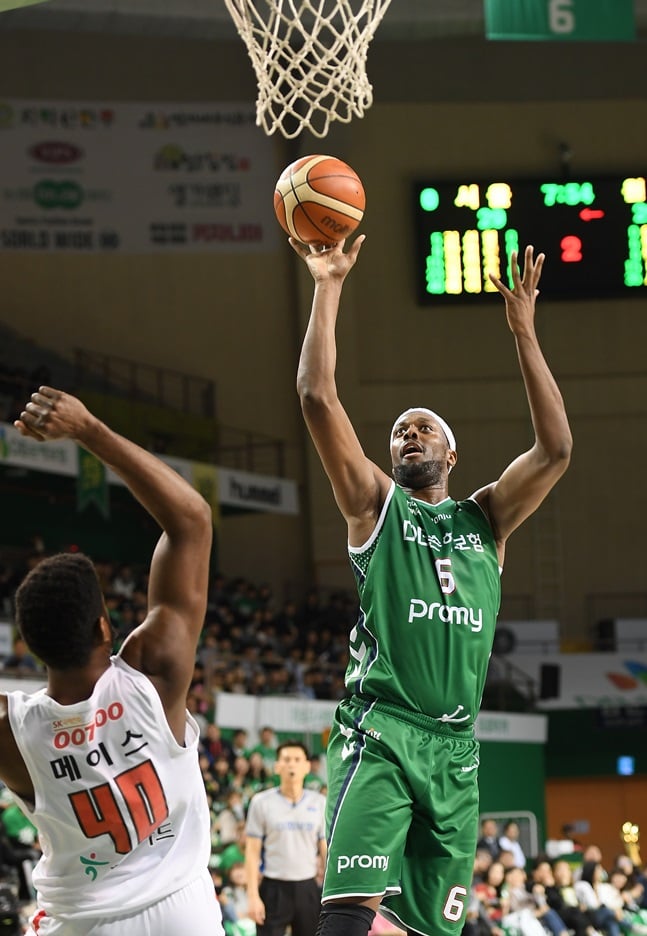 골밑에서 활약하며 팀 승리를 이끈 로드 벤슨. /사진=KBL 제공