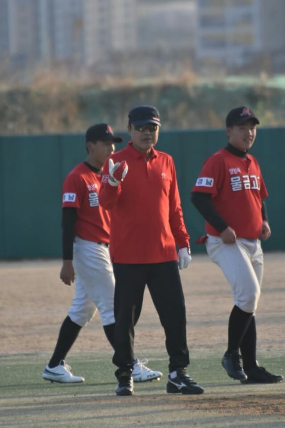 물금고 학생들을 지도하고 있는 김재박감독.