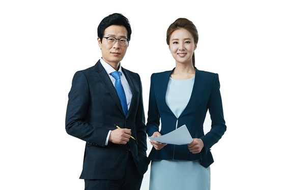 'KBS 뉴스라인' 진행을 맡은 김태욱 앵커(왼쪽), 이각경 앵커/사진제공=KBS